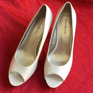 BANDOLINO NWOT PEEP-TOE LITE CREAM PUMPS SZ 9 1/2